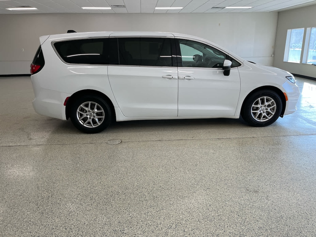 Used 2023 Chrysler Pacifica Touring L FWD