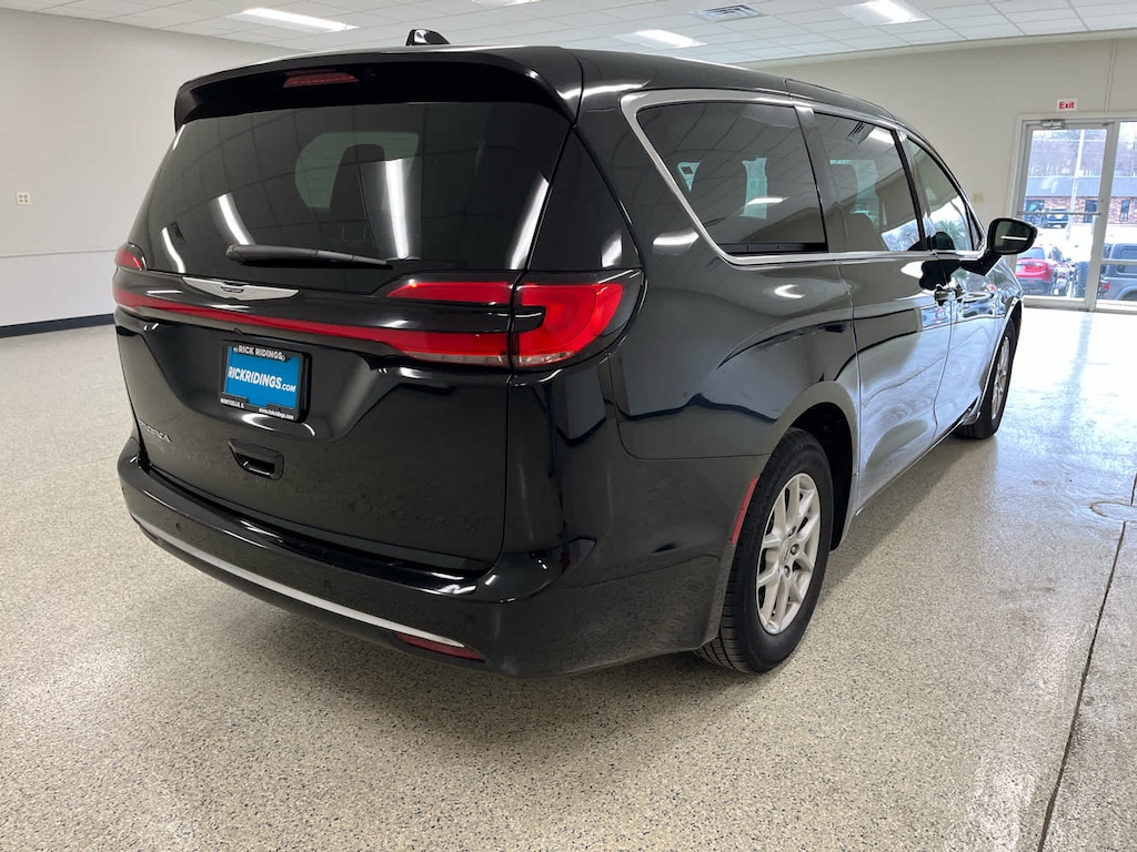 Used 2024 Chrysler Pacifica Touring L FWD