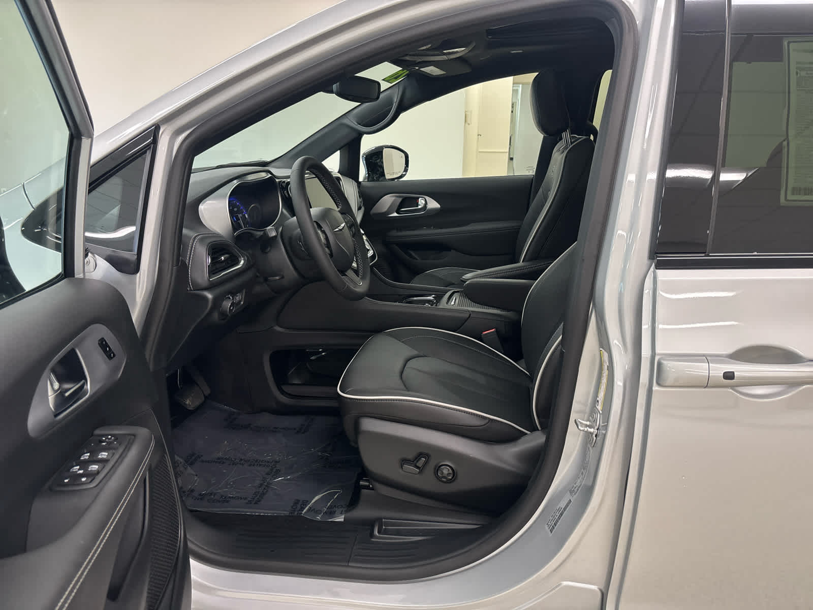 2026 Chrysler Pacifica Limited - Photo 15