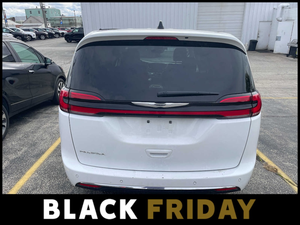 Used 2024 Chrysler Pacifica Touring L FWD