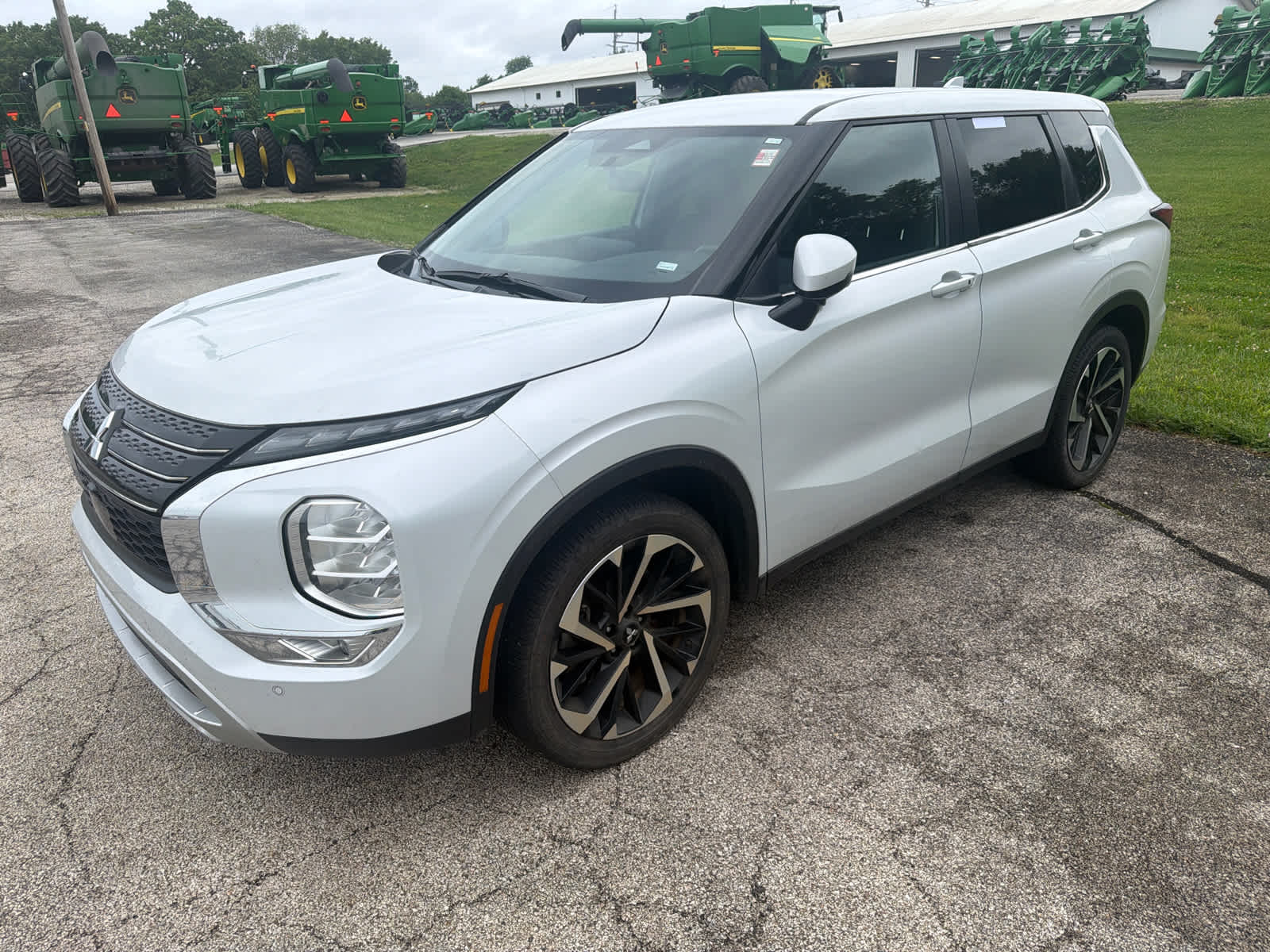 2024 Mitsubishi Outlander's photo