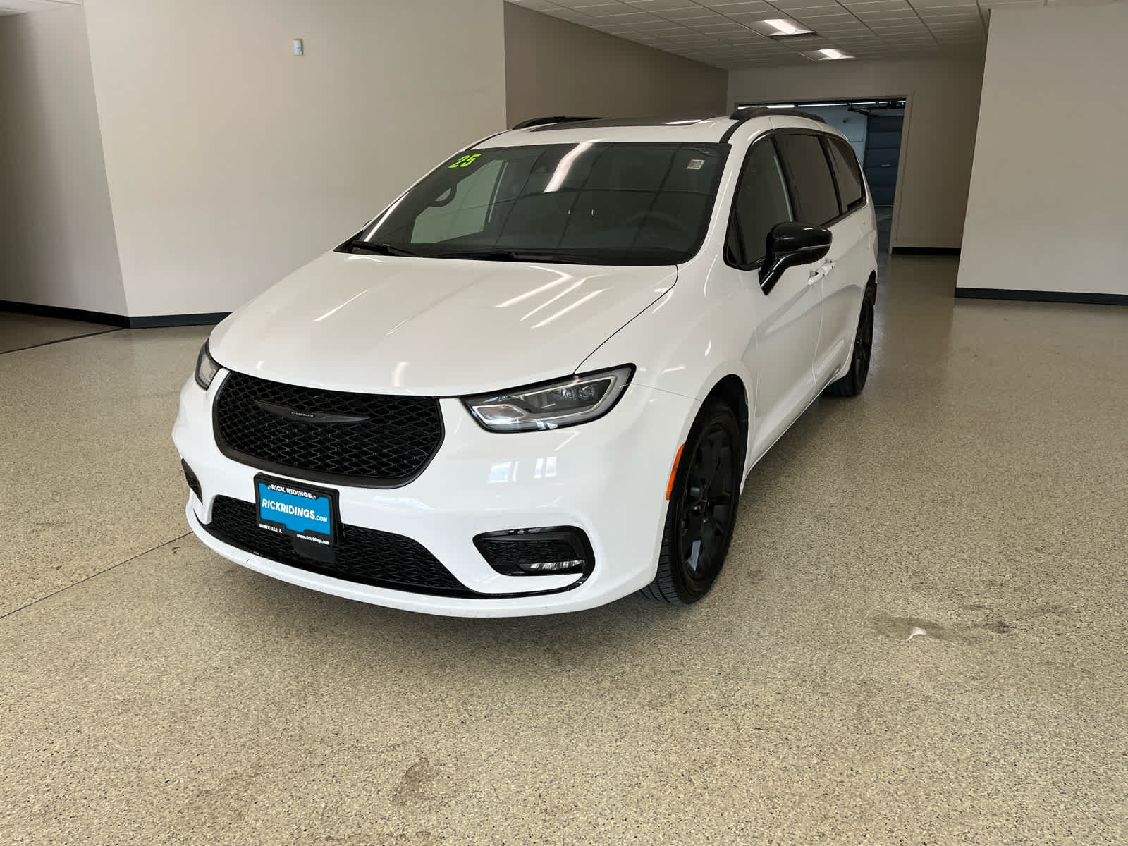 2025 Chrysler Pacifica Limited's photo