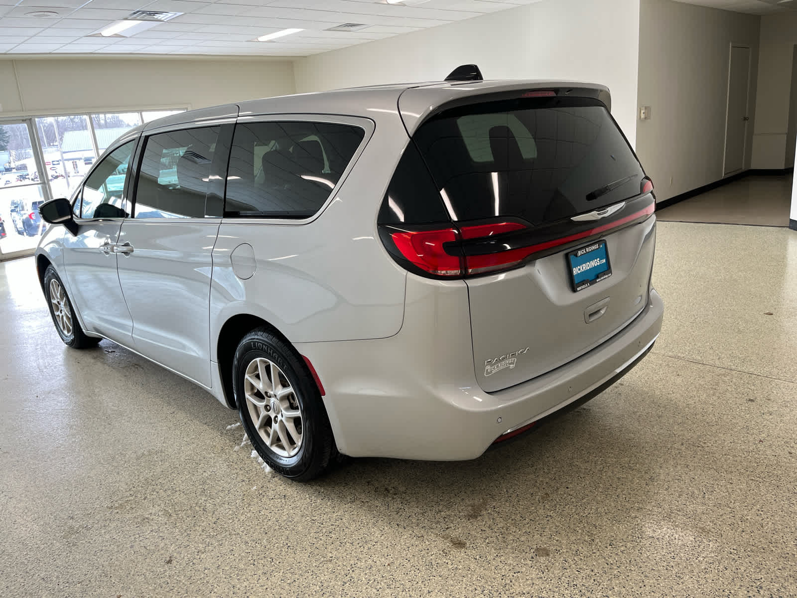 2024 Chrysler Pacifica Touring L - Photo 9
