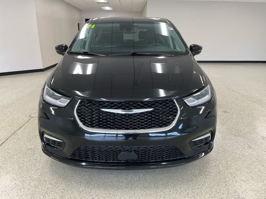 Used 2024 Chrysler Pacifica Touring L FWD