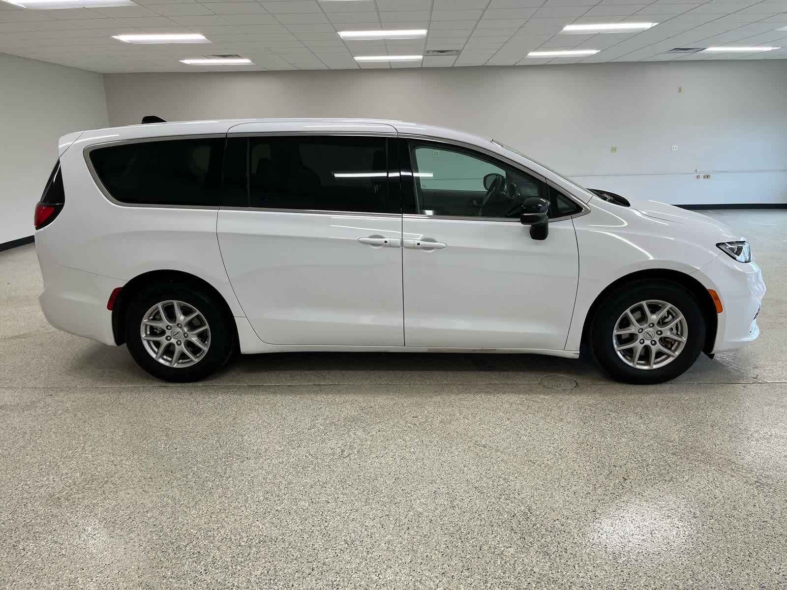 2024 Chrysler Pacifica Touring L - Photo 6