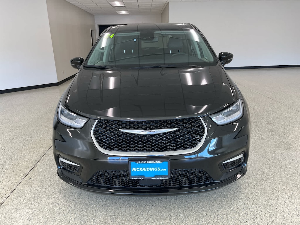 Used 2024 Chrysler Pacifica Touring L FWD