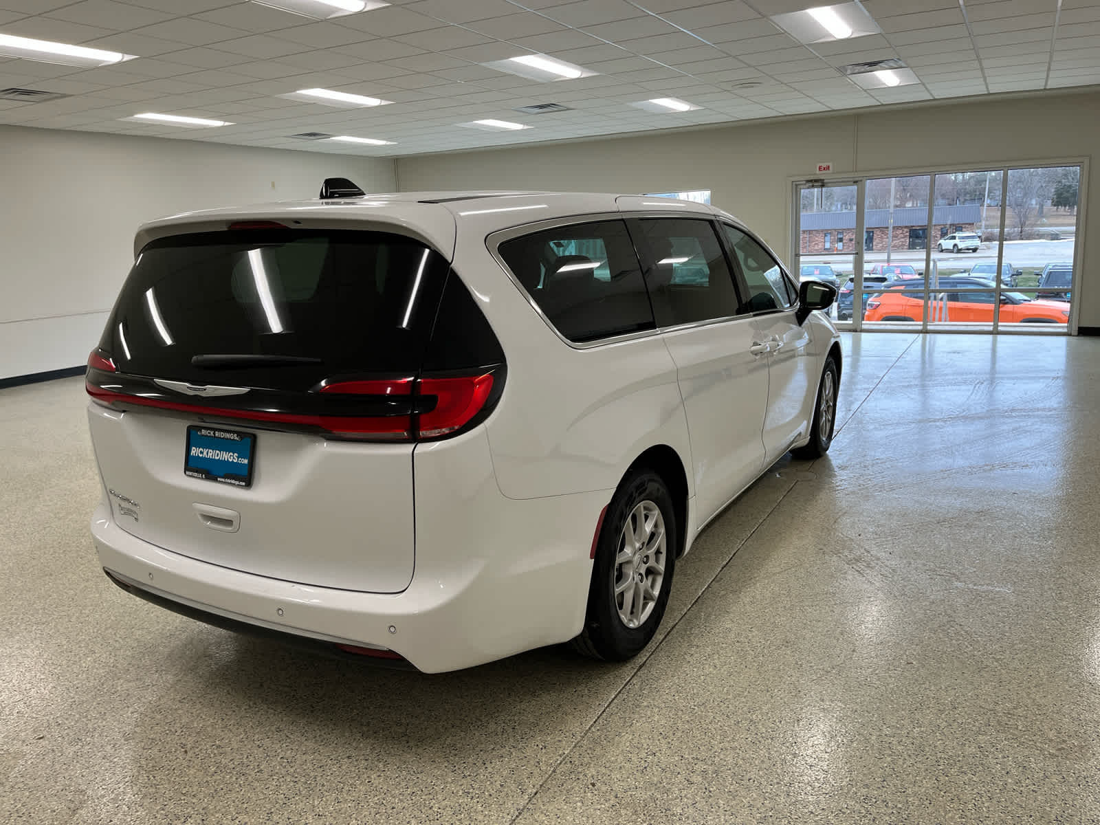 2024 Chrysler Pacifica Touring L - Photo 7