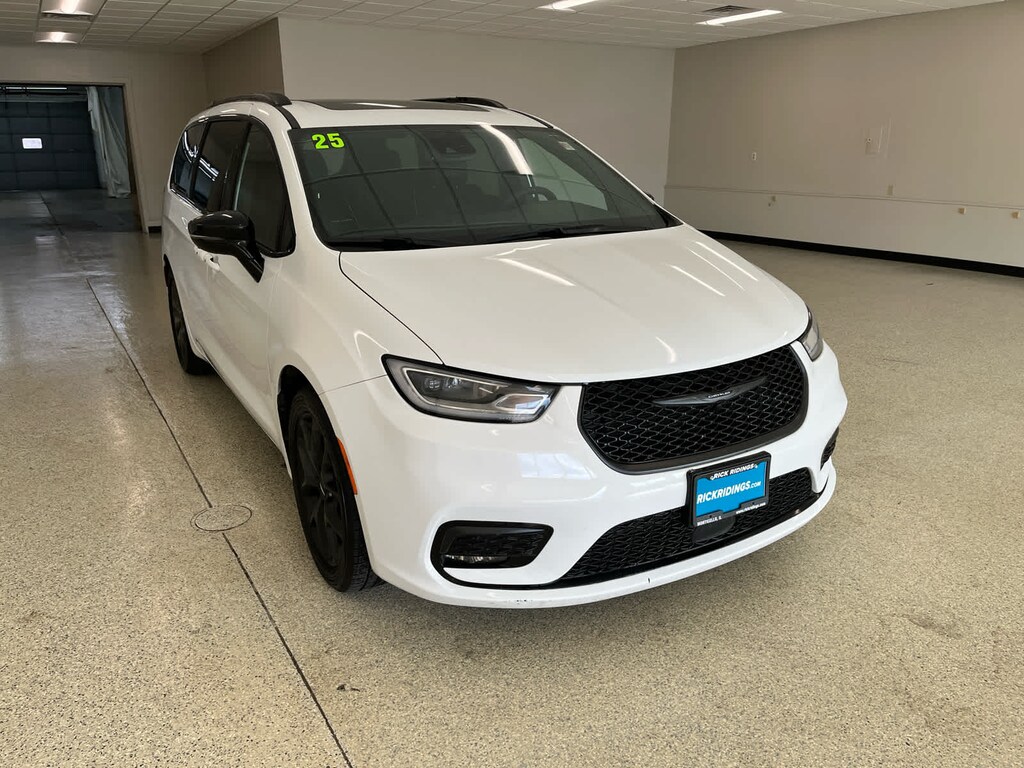 Used 2025 Chrysler Pacifica Limited FWD