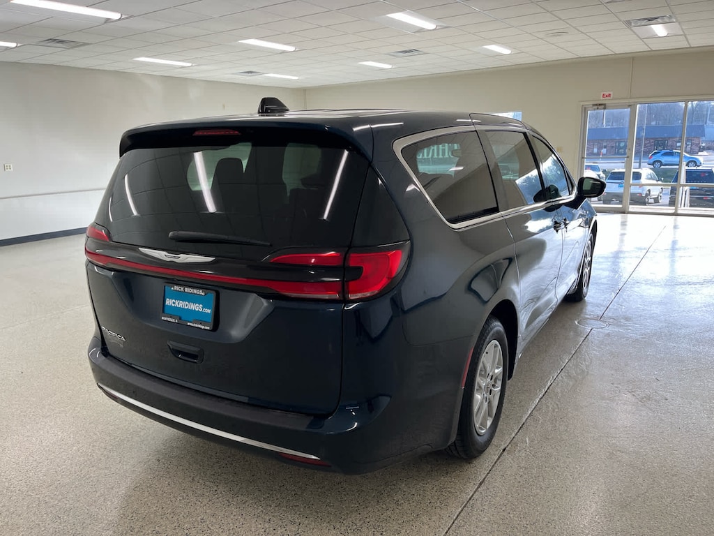 Used 2024 Chrysler Pacifica Touring L FWD