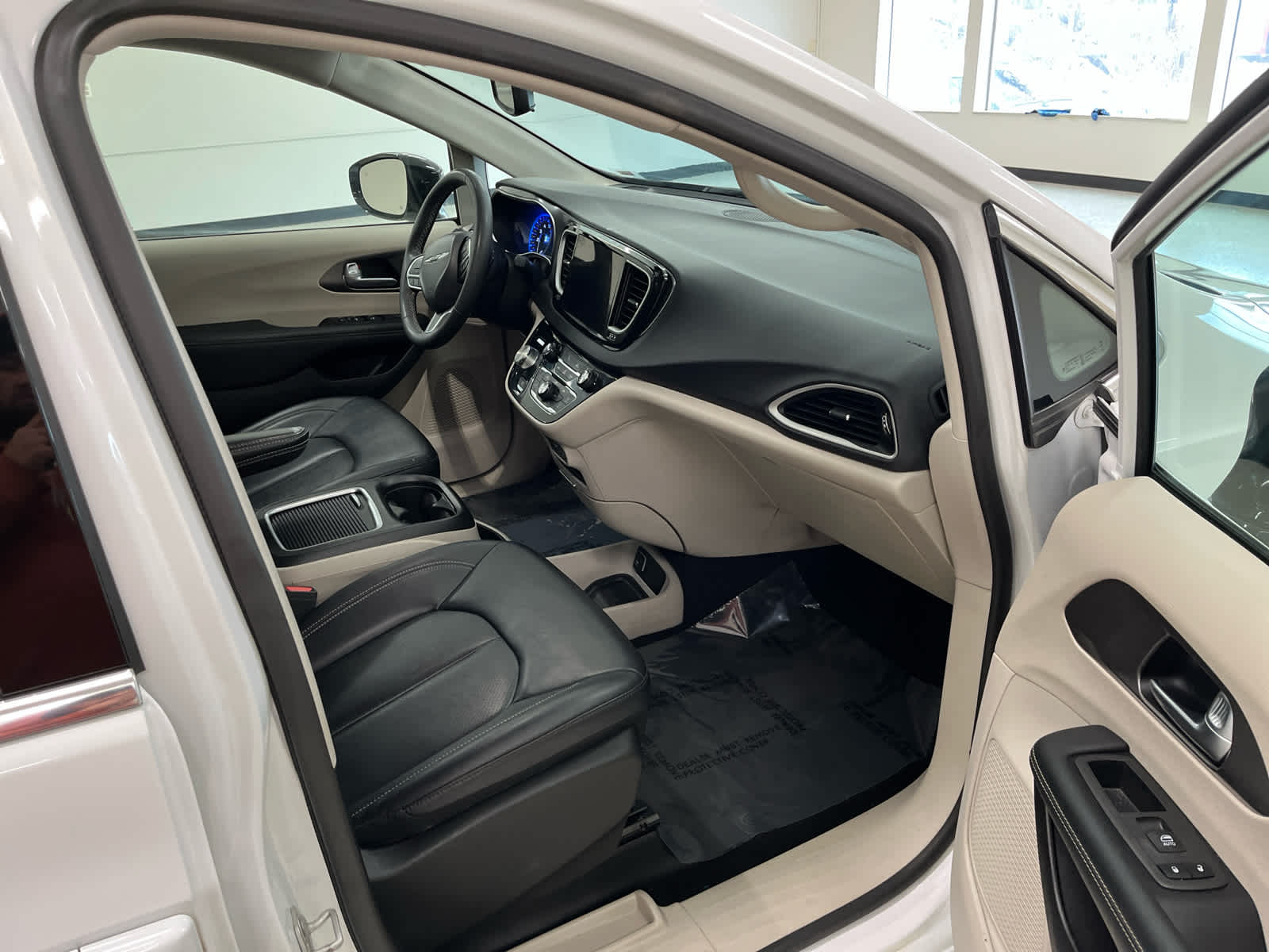 2024 Chrysler Pacifica Touring L - Photo 17