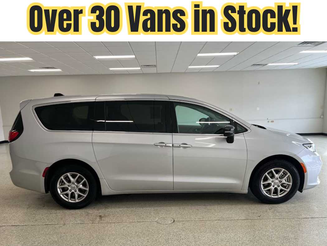 2024 Chrysler Pacifica Touring L's photo
