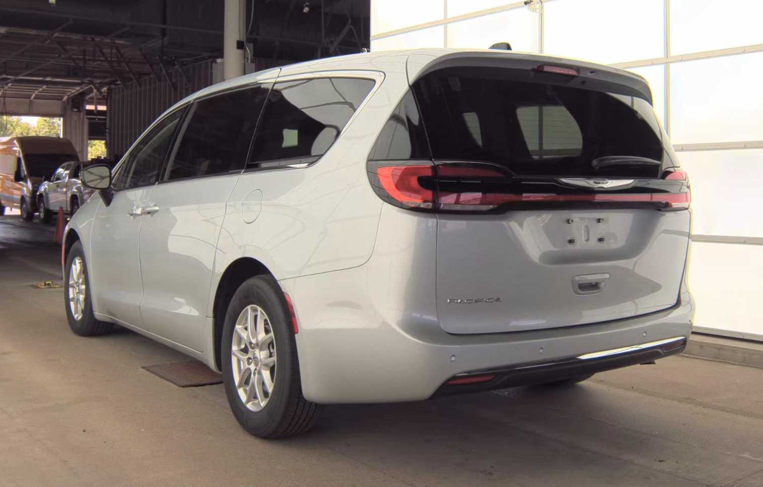 2024 Chrysler Pacifica Touring L photo 2