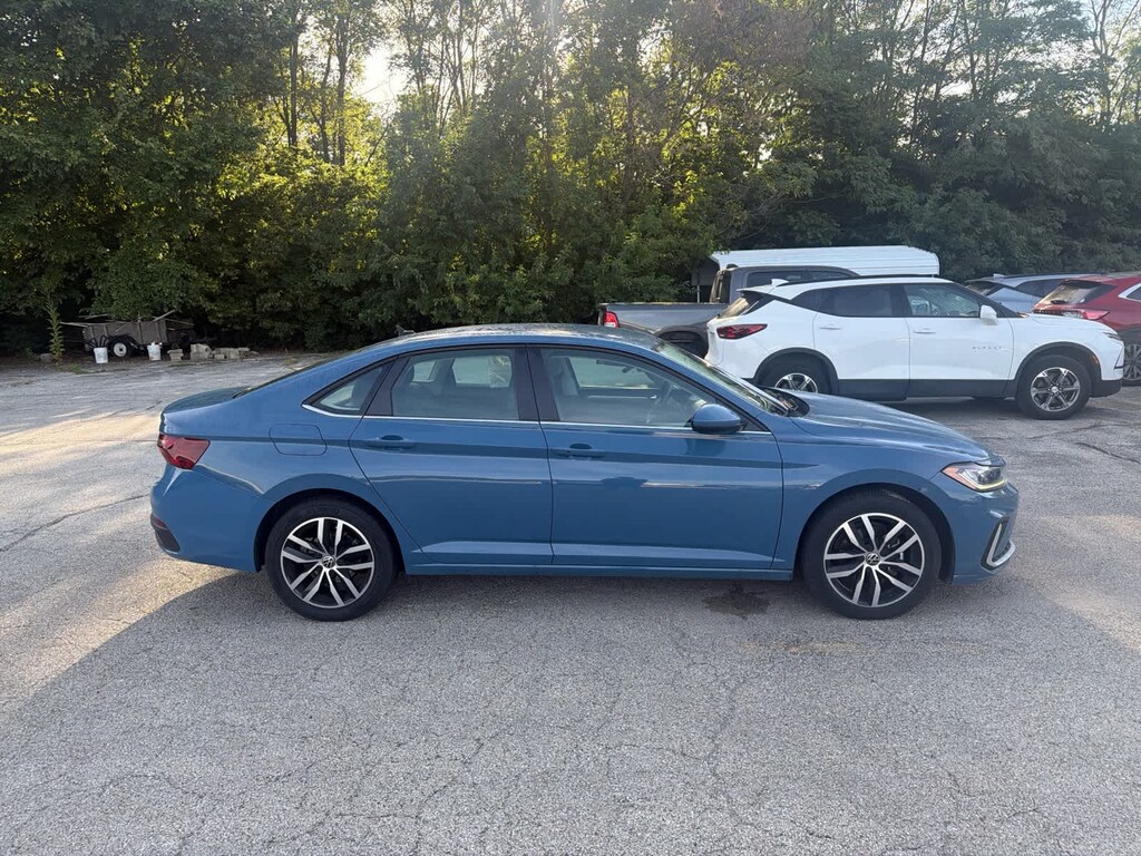 Used 2025 Volkswagen Jetta SE Auto