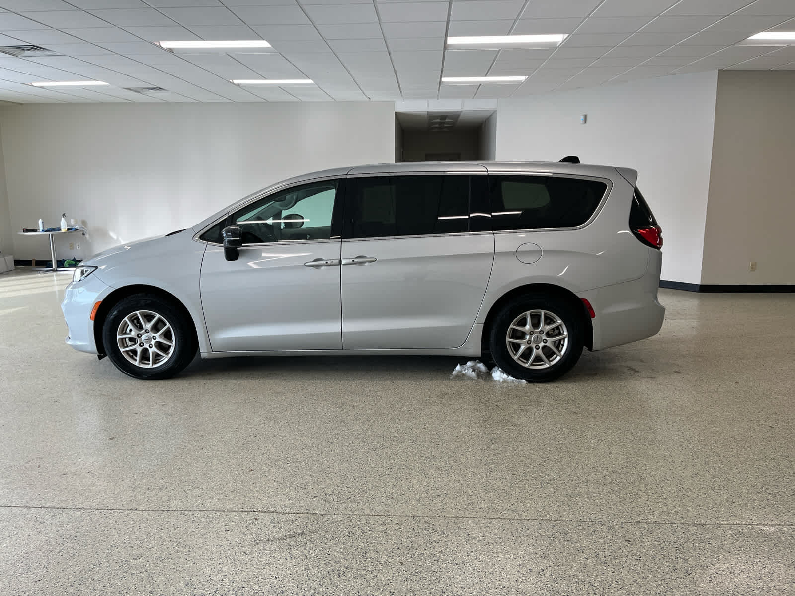 2024 Chrysler Pacifica Touring L - Photo 10