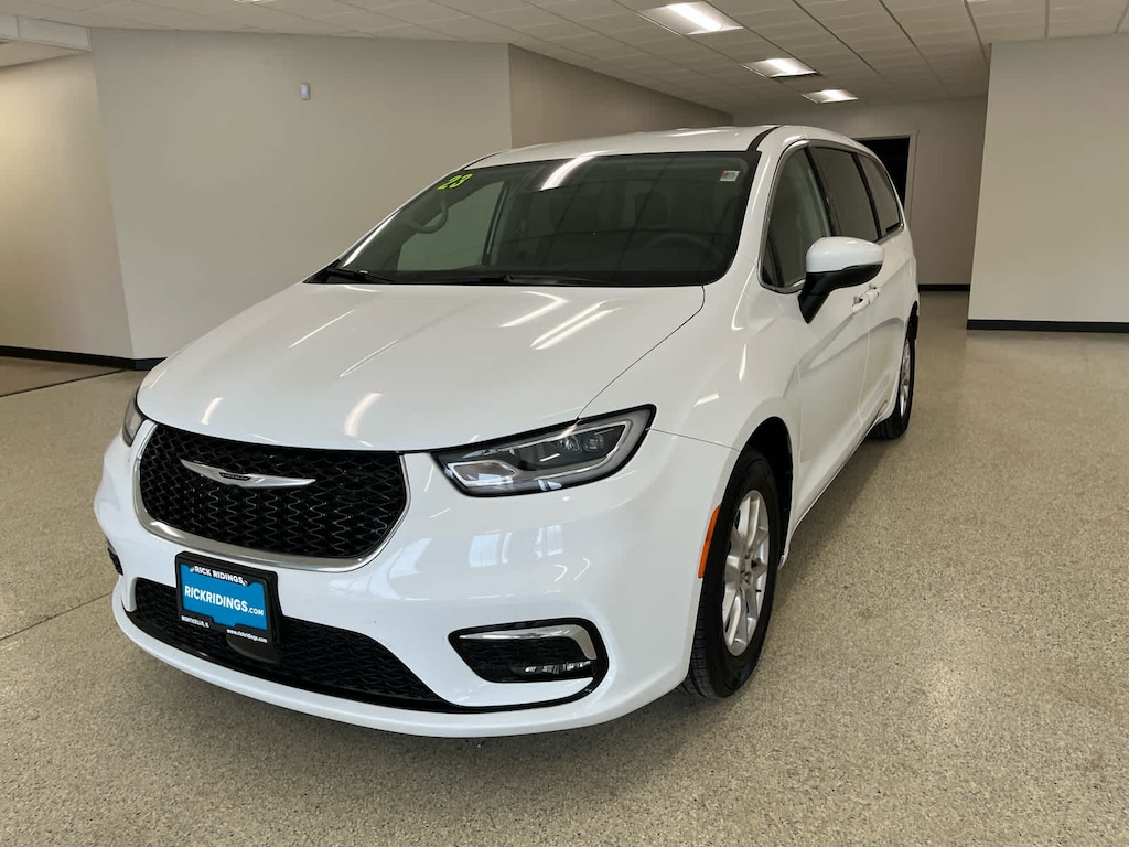 Used 2023 Chrysler Pacifica Touring L FWD