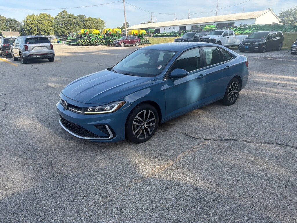 Used 2025 Volkswagen Jetta SE Auto