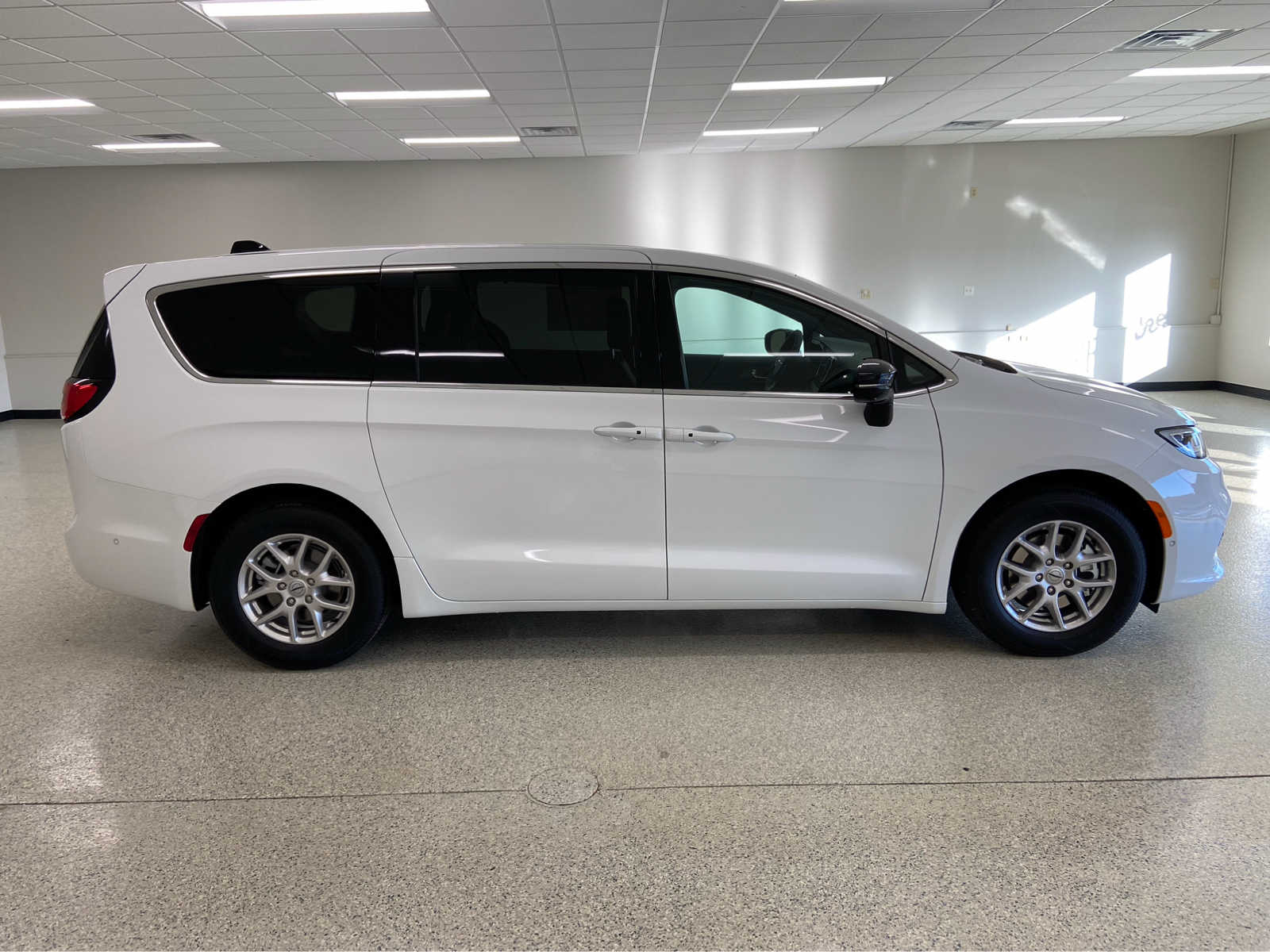 2025 Chrysler Pacifica photo 4