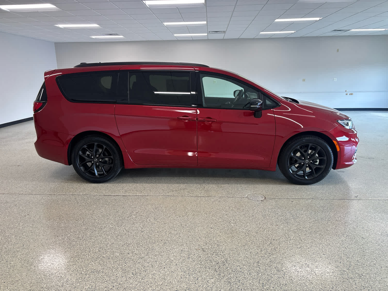 2026 Chrysler Pacifica Limited photo 4