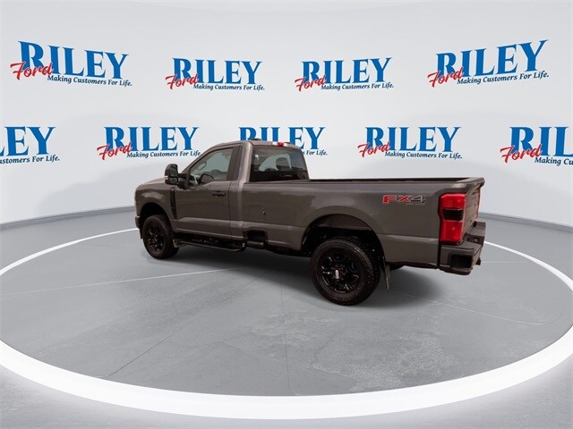 2025 Ford F-350 photo 3