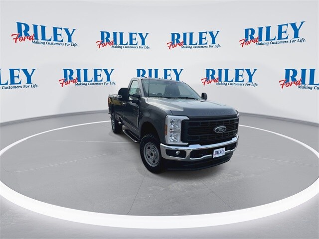 2025 Ford F-350 photo 2