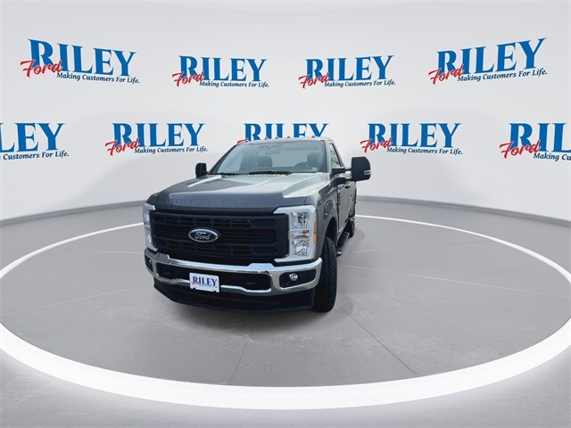 2025 Ford F-350 photo 3