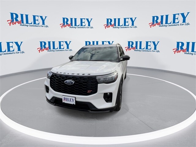 2025 Ford Explorer ST photo 3