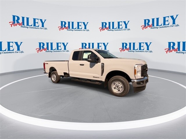 2025 Ford F-250 photo 2