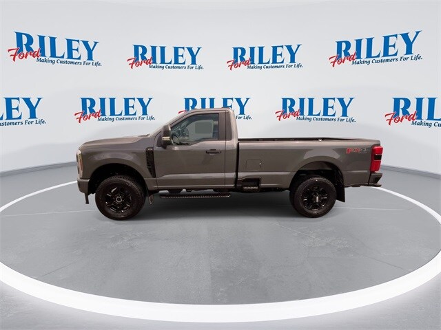 2025 Ford F-350 photo 2
