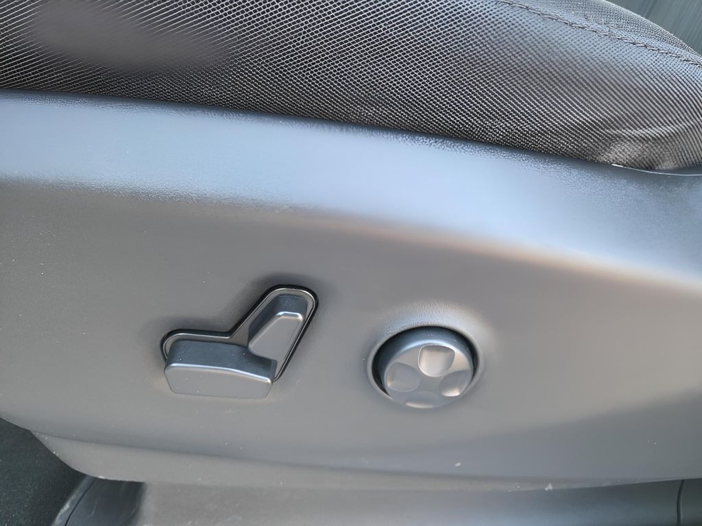 2024 Chrysler Voyager LX - Photo 22