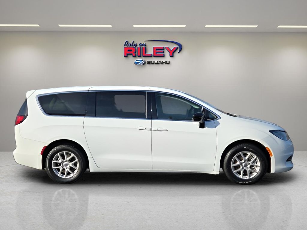 2024 Chrysler Voyager LX - Photo 7