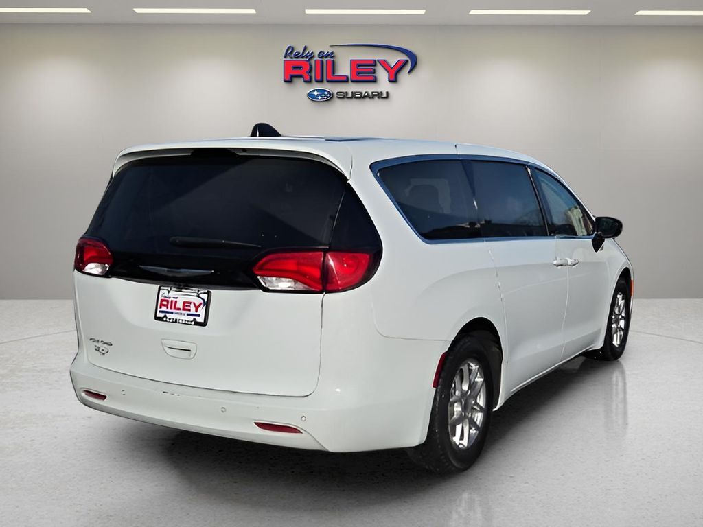 2024 Chrysler Voyager LX - Photo 6