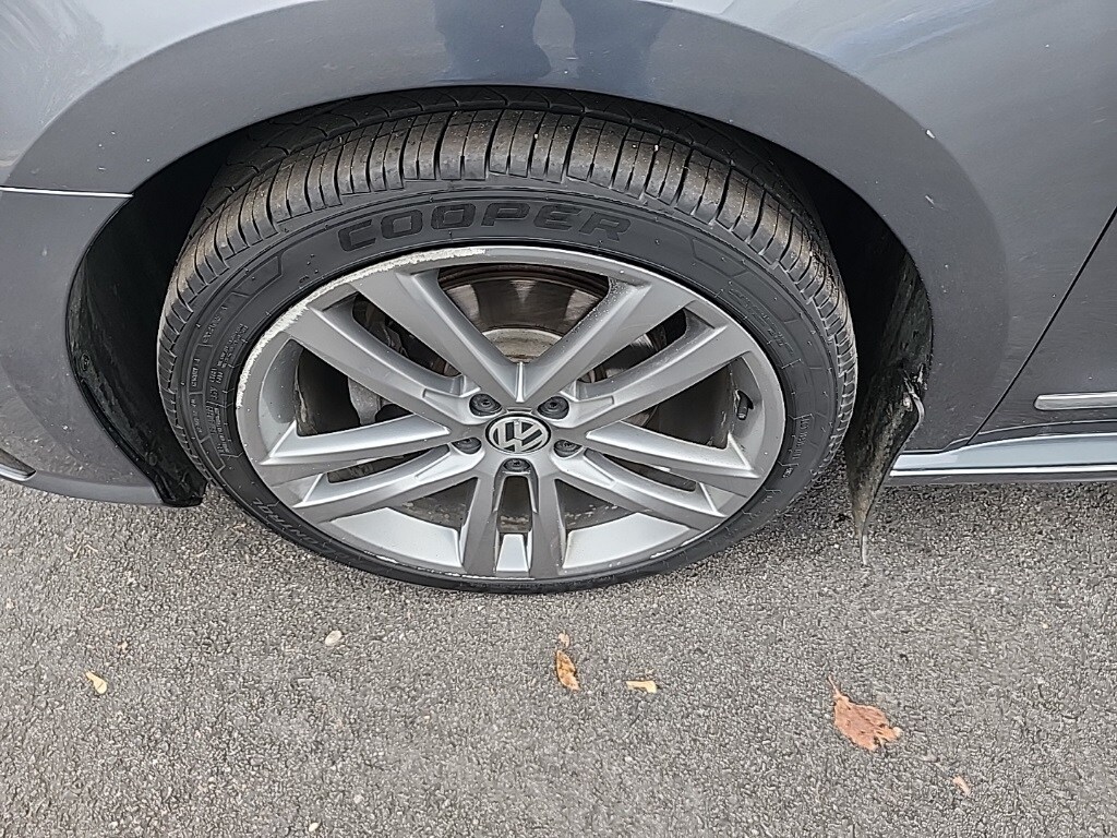 2017 Volkswagen Passat R-Line photo 2