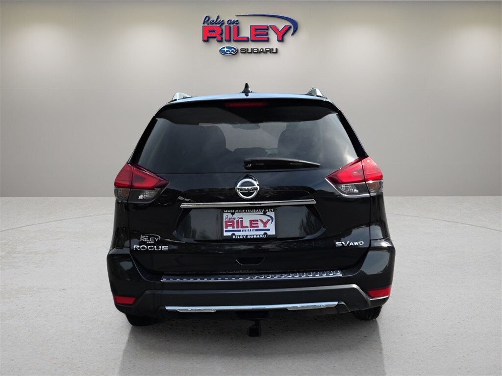 2017 Nissan Rogue SV photo 3