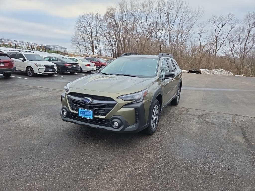 2025 Subaru Outback Premium's photo