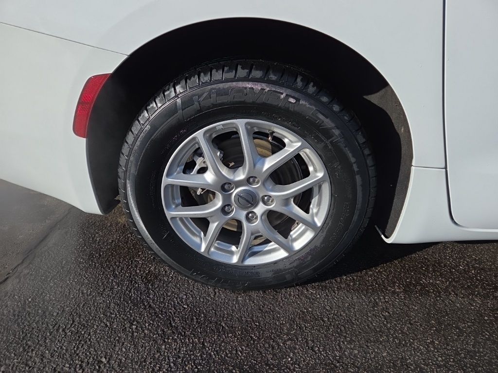2024 Chrysler Voyager LX - Photo 11