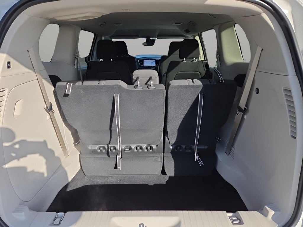 2024 Chrysler Voyager LX - Photo 20