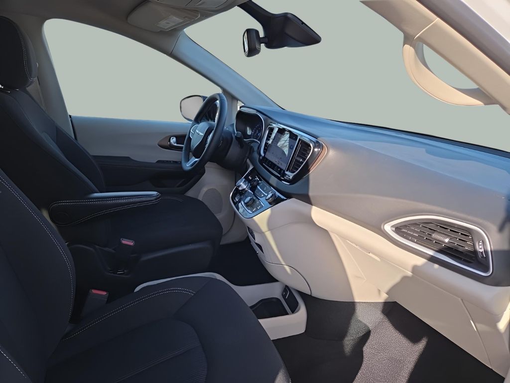 2024 Chrysler Voyager LX - Photo 14