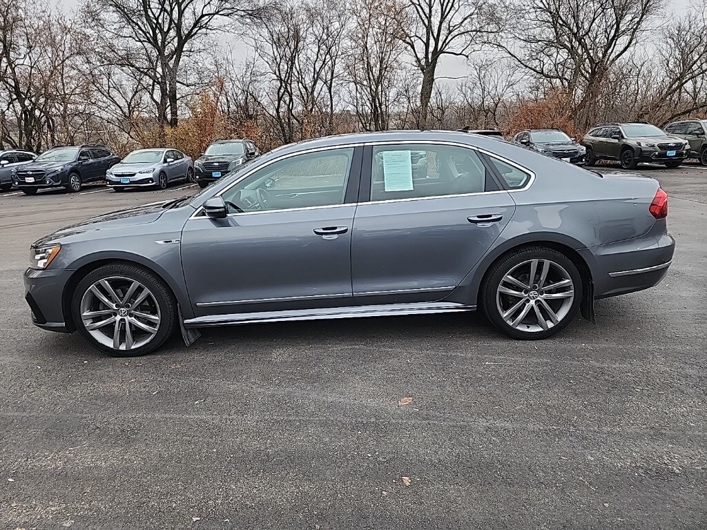 2017 Volkswagen Passat R-Line photo 3