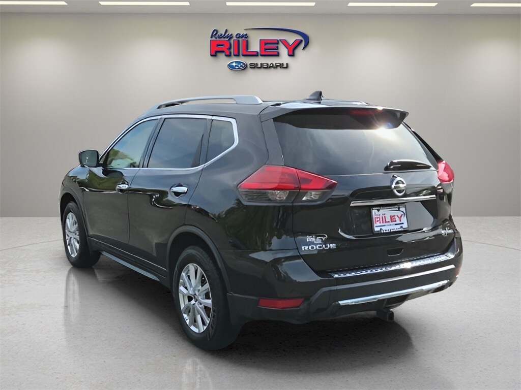 2017 Nissan Rogue SV photo 2