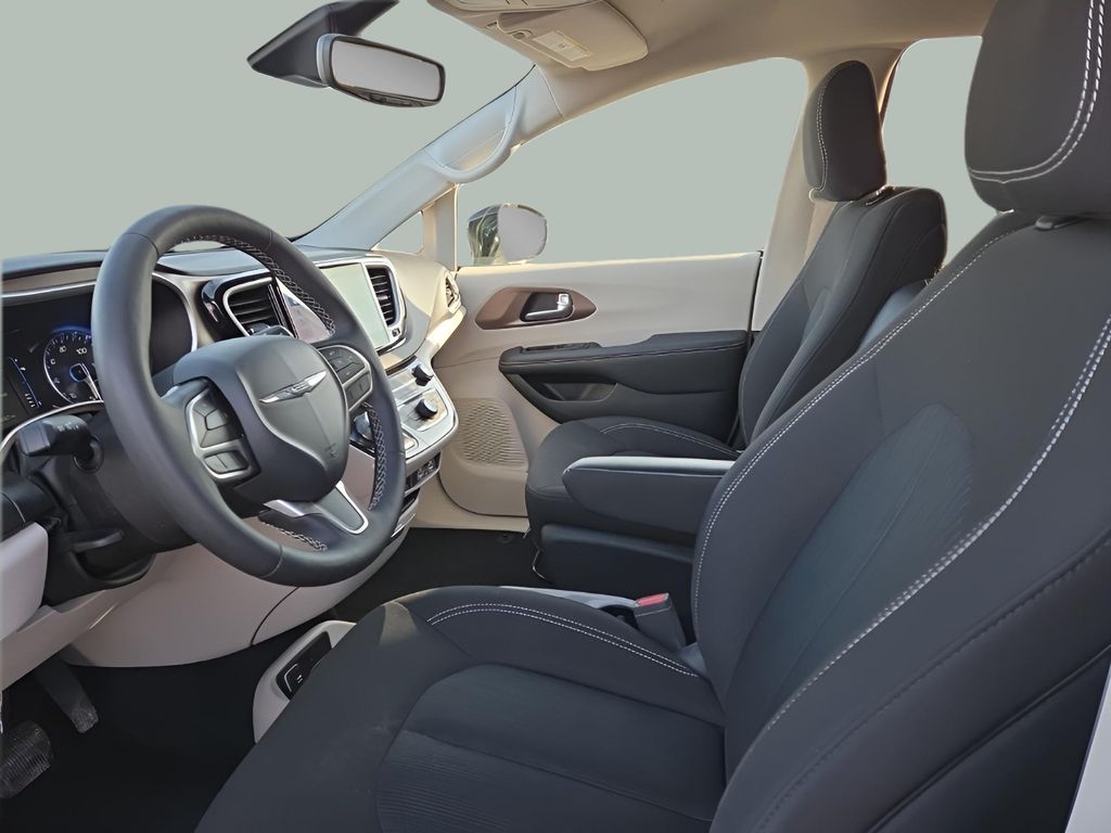 2024 Chrysler Voyager LX - Photo 13