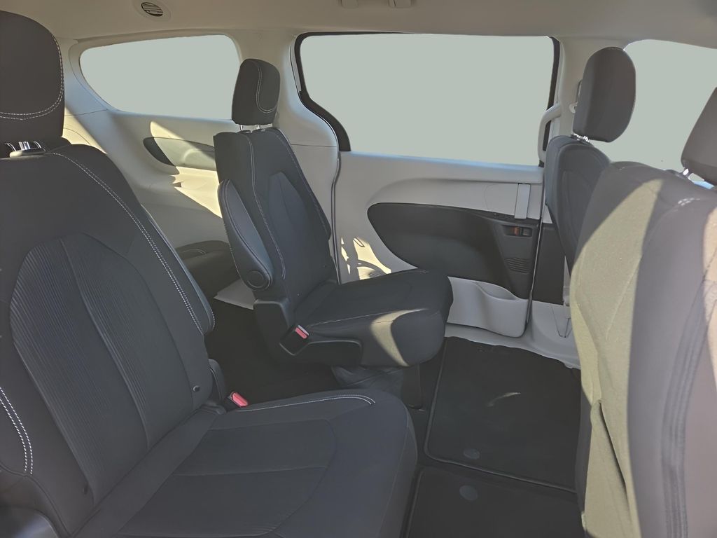 2024 Chrysler Voyager LX - Photo 18