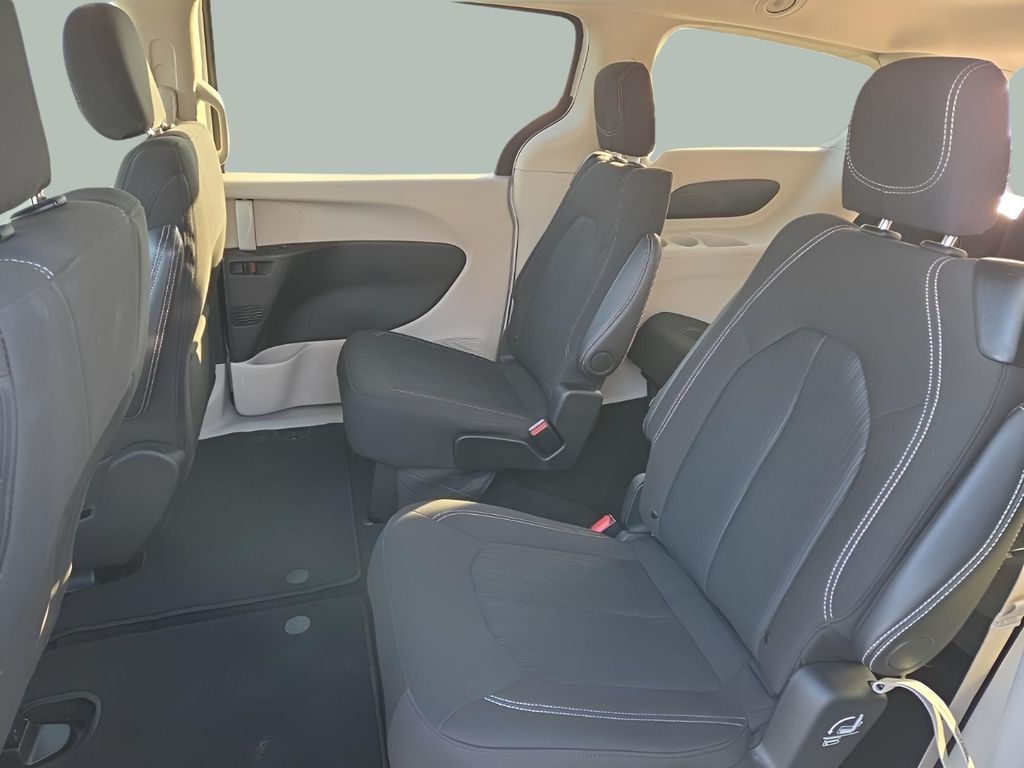 2024 Chrysler Voyager LX - Photo 19