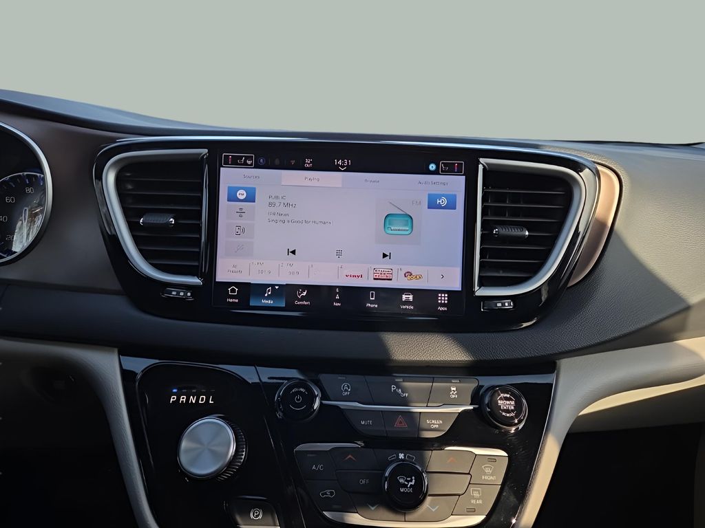 2024 Chrysler Voyager LX - Photo 15