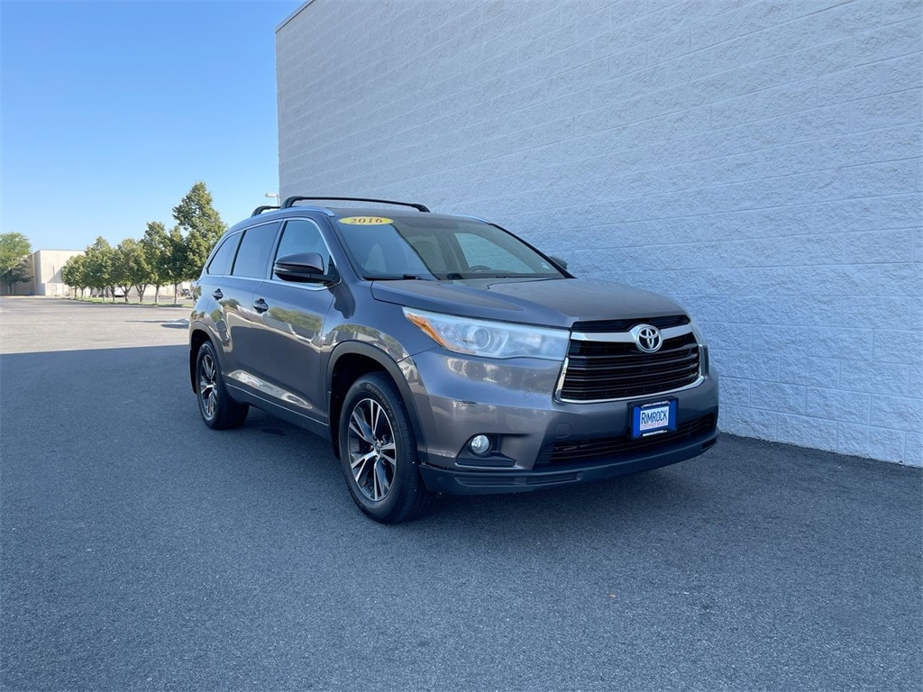 Used 2016 Toyota Highlander XLE with VIN 5TDJKRFH7GS502737 for sale in Billings, MT