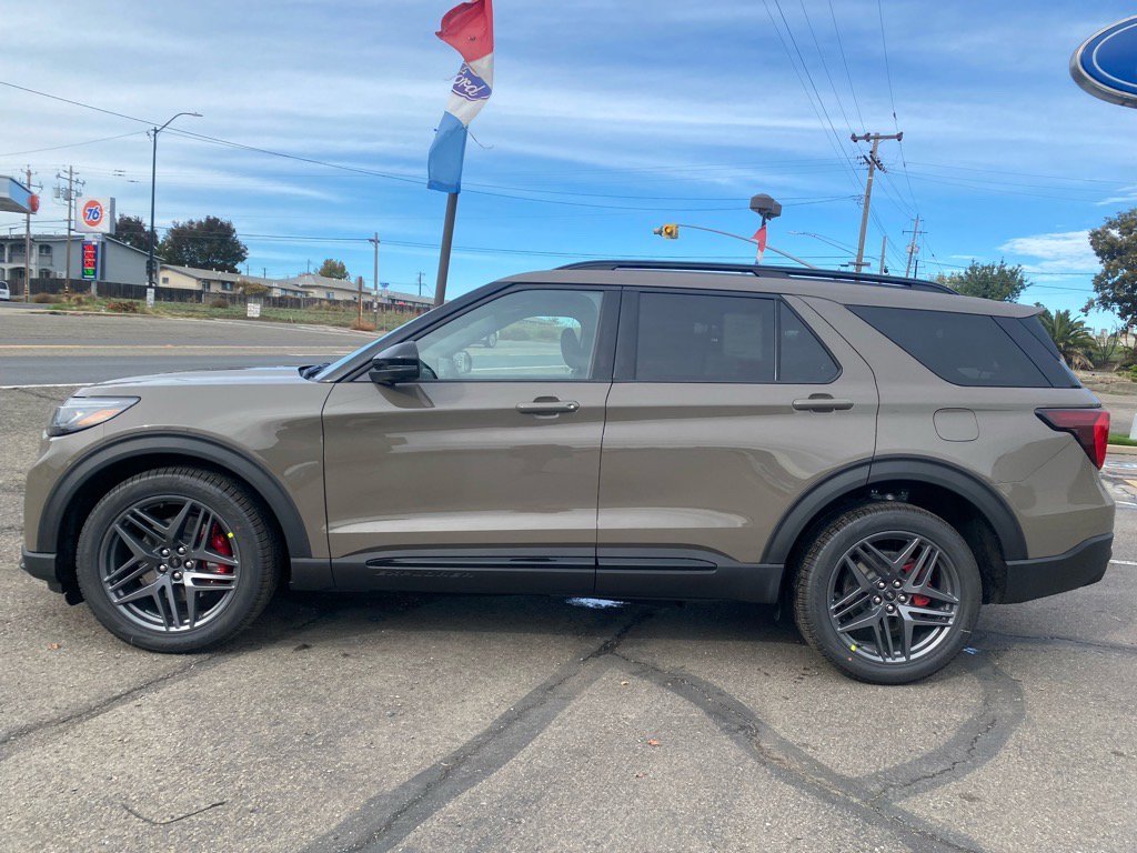 2026 Ford Explorer ST photo 2