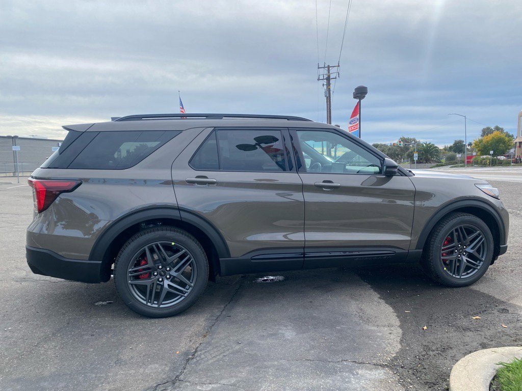 2026 Ford Explorer ST - Photo 7