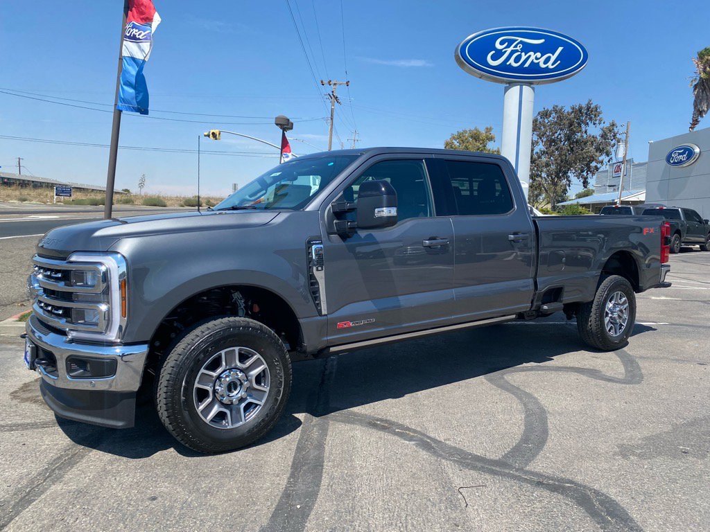 2025 Ford F-350 Lariat photo 2