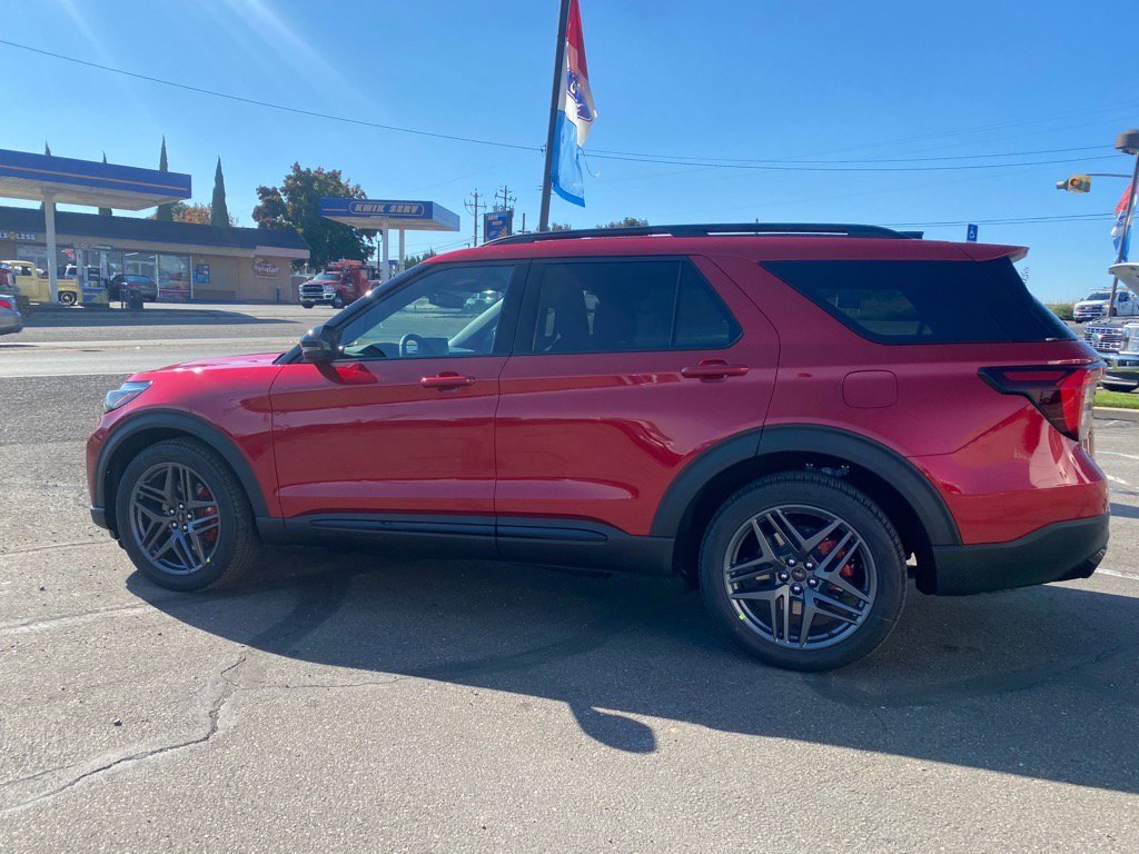 2025 Ford Explorer ST photo 2