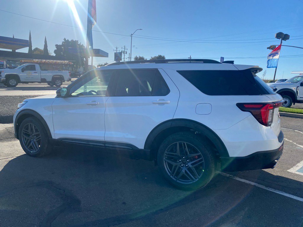 2025 Ford Explorer ST photo 4