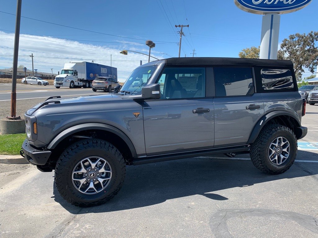 2024 Ford Bronco Badlands photo 2
